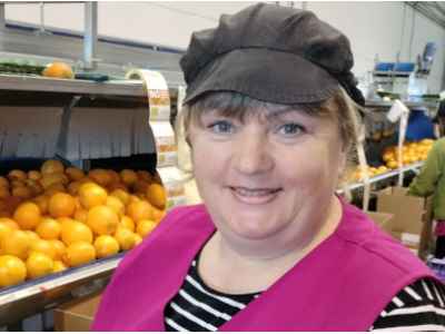 Natalia: Select and pack the oranges