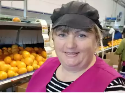 Natalia: Select and pack the oranges